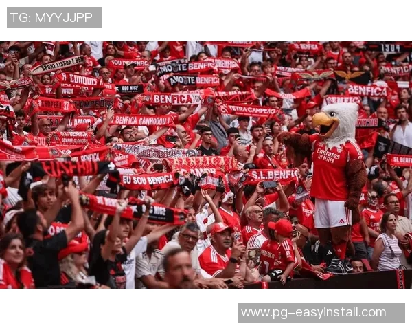 国王杯激战巴黎圣日耳曼轻取本菲卡引发转会风波与球迷热议 国王杯激战巴黎圣日耳曼轻取本菲卡引发转会风波与球迷热议